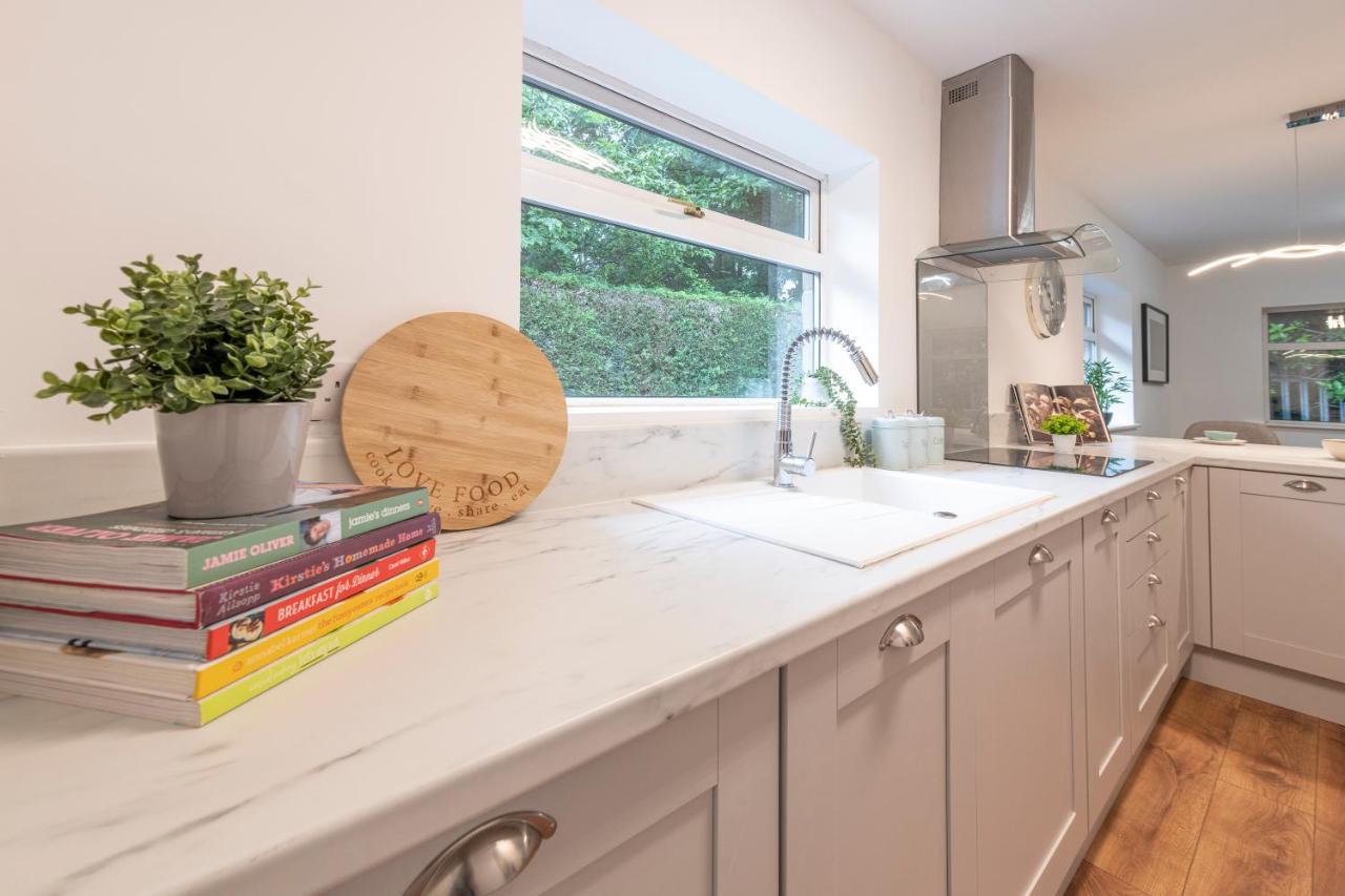 Large 2-Bedroom Bungalow Near Airedale Hospital, Keighley, Convenient Location With Parking Steeton 외부 사진