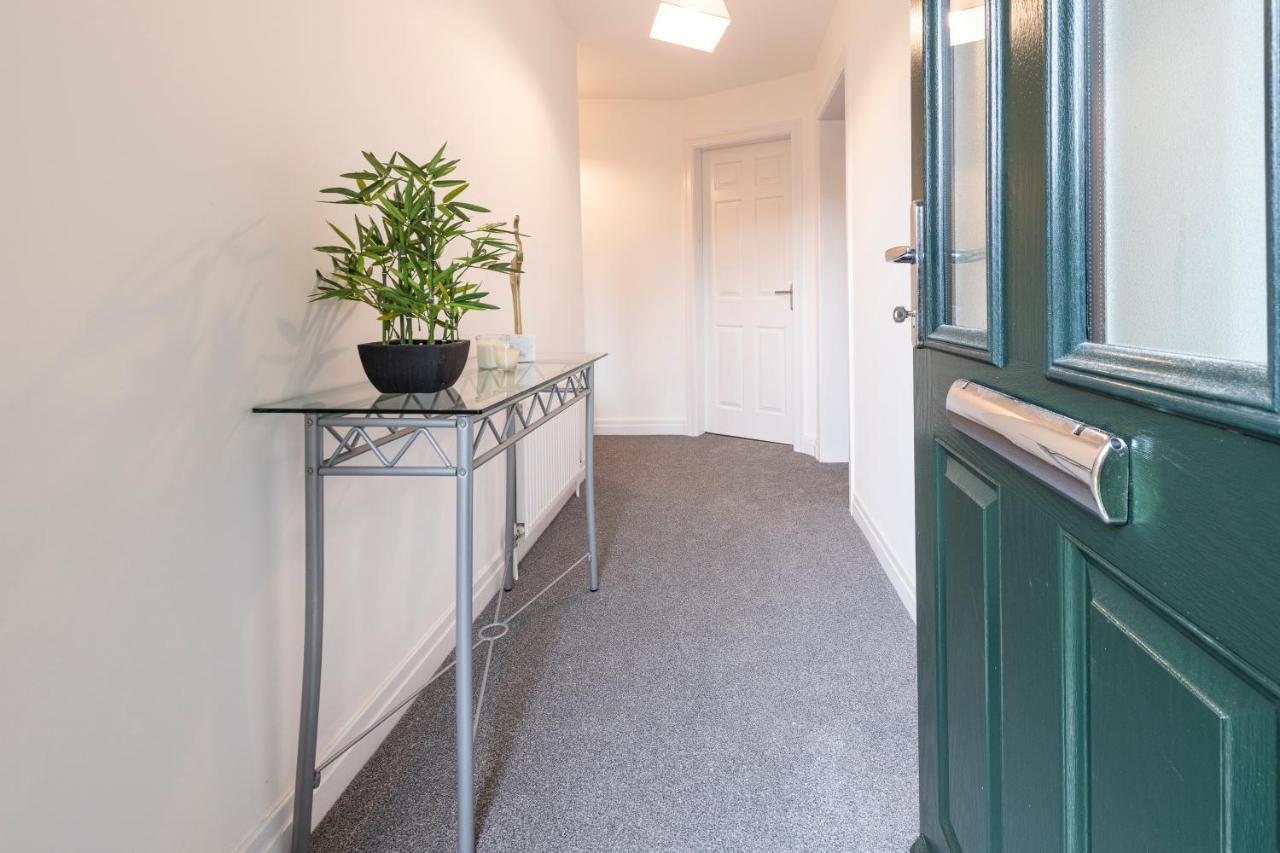Large 2-Bedroom Bungalow Near Airedale Hospital, Keighley, Convenient Location With Parking Steeton 외부 사진